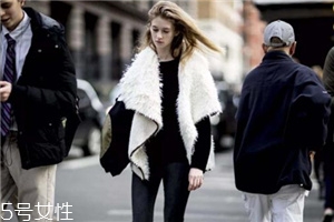 牛仔褲配什么顏色毛衣好看？春天就是要形象百變