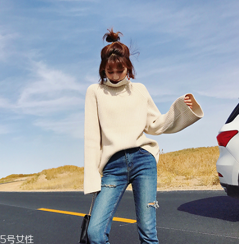 牛仔褲配什么顏色毛衣好看？春天就是要形象百變