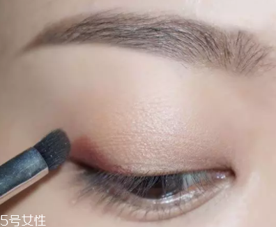 棕色眼影怎么畫(huà)好看？作為最后的暈染色