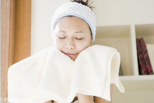 洗臉用毛巾好還是海綿好 各有各的好處 洗臉用毛巾好還是海綿好 各有各的好處