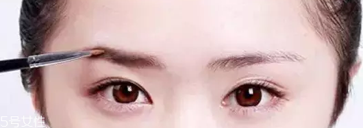 眉粉怎么選顏色好看？淺咖色不挑膚色