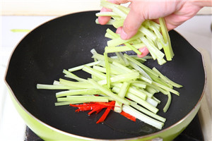 芹菜怎么保存時(shí)間長(zhǎng)且新鮮 芹菜怎么保存時(shí)間長(zhǎng)且新鮮