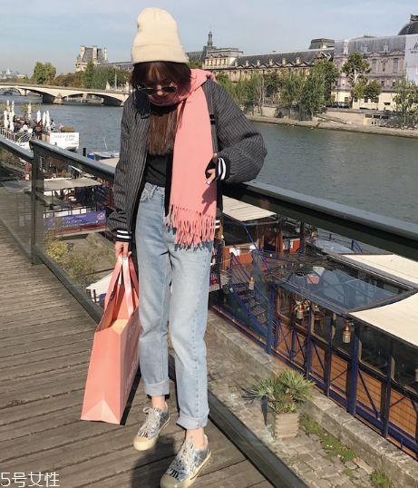 牛仔褲太緊了怎么辦？牛仔褲穿穿就松了