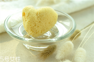 洗臉用毛巾好還是海綿好 各有各的好處 洗臉用毛巾好還是海綿好 各有各的好處