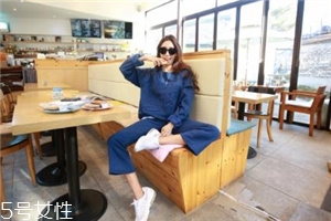 運動套裝怎么搭配？假日出游也要時髦