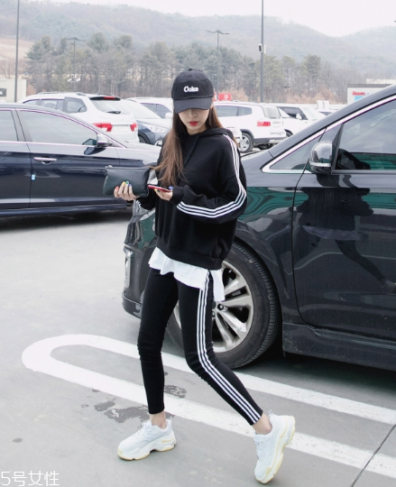 運動套裝怎么搭配？假日出游也要時髦