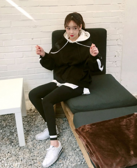 運動套裝怎么搭配？假日出游也要時髦