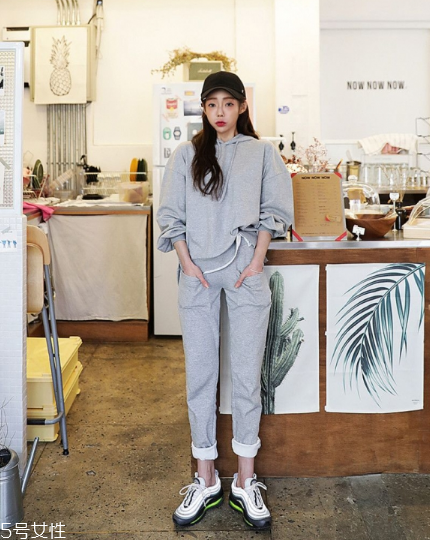 運動套裝怎么搭配？假日出游也要時髦