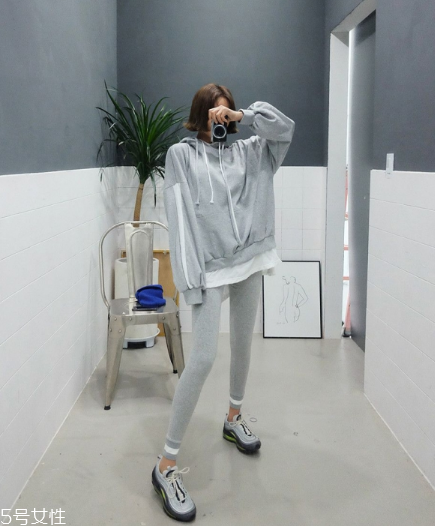 運動套裝怎么搭配？假日出游也要時髦