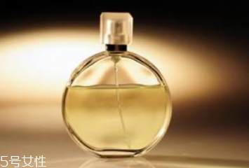 香水噴太多了怎么辦？用濕毛巾擦拭