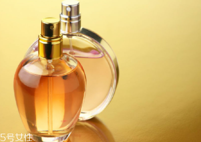香水噴太多了怎么辦？用濕毛巾擦拭
