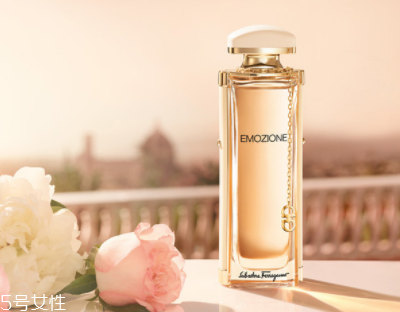 冬天香水噴在哪里最好？涂抹在耳后位置