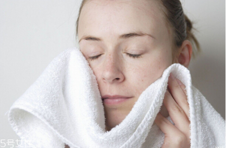 洗臉用毛巾好還是海綿好 各有各的好處 洗臉用毛巾好還是海綿好 各有各的好處