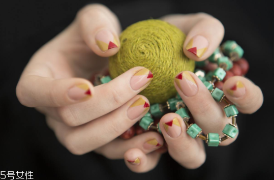 指甲油有點(diǎn)變稠了怎么辦？加入透明指甲油