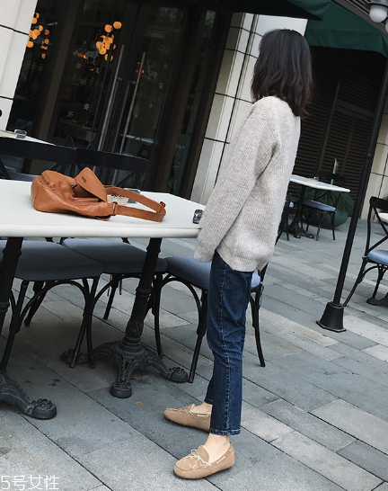 牛仔褲太長怎么挽褲腳？牛仔褲這樣卷才好看