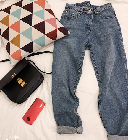 牛仔褲臀圍大了怎么改？三招讓褲子秒合身