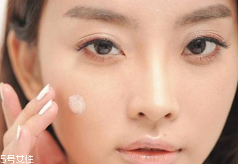 妝前乳用手還是海綿？水潤(rùn)質(zhì)地用手