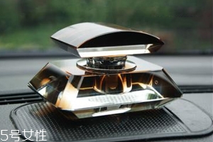 男士車(chē)?yán)锓攀裁聪闼?？廣藿香讓人清醒