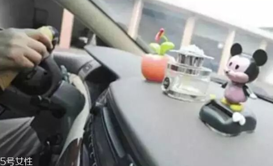 男士車(chē)?yán)锓攀裁聪闼?？廣藿香讓人清醒