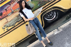 牛仔褲用熱水還是冷水洗？熱水洗會(huì)縮水嚴(yán)重