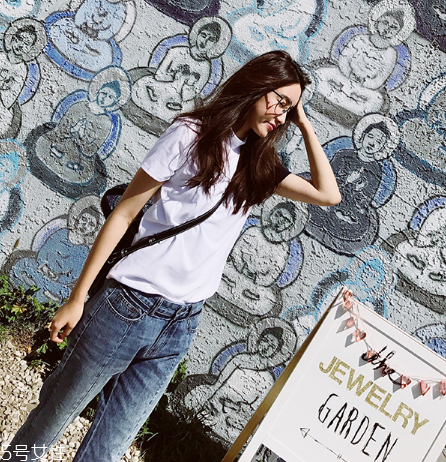 牛仔褲用熱水還是冷水洗？熱水洗會(huì)縮水嚴(yán)重