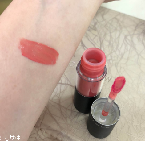 mac唇釉哪個顏色比較日常？溫柔清新珊瑚粉