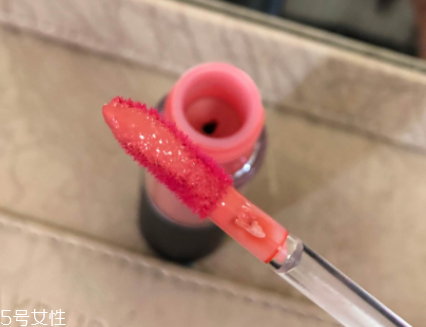 mac唇釉哪個顏色比較日常？溫柔清新珊瑚粉