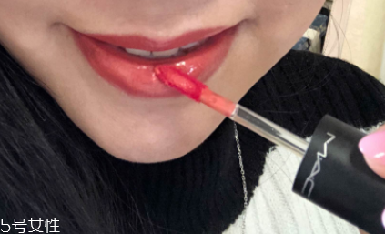 mac唇釉哪個顏色比較日常？溫柔清新珊瑚粉