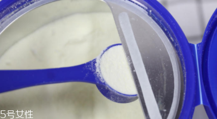 愛他美奶粉哪個版本好？白金版表現(xiàn)出色