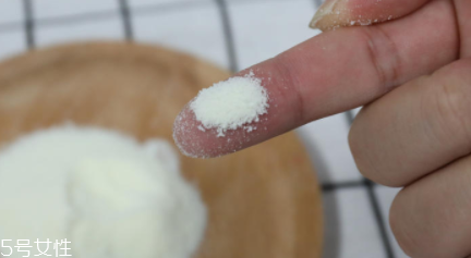 愛他美奶粉哪個版本好？白金版表現(xiàn)出色