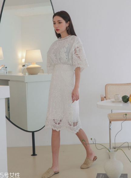 蕾絲連衣裙搭配什么鞋？開啟撩人春季