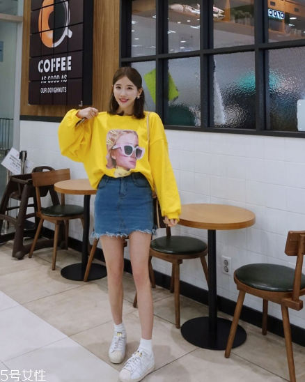 衛(wèi)衣搭配什么裙子好看？春日少女范兒盡顯