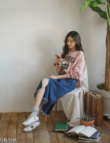 衛(wèi)衣搭配什么裙子好看？春日少女范兒盡顯