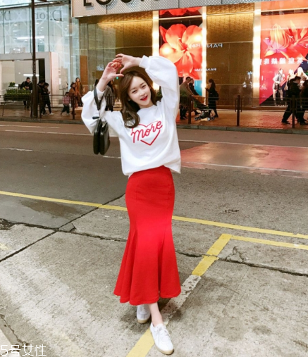 衛(wèi)衣搭配什么裙子好看？春日少女范兒盡顯