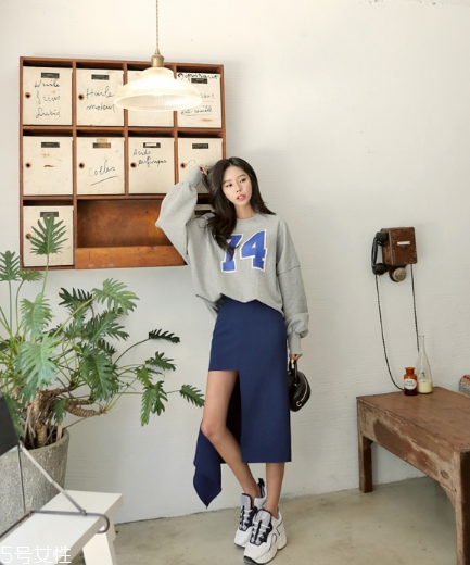 衛(wèi)衣搭配什么裙子好看？春日少女范兒盡顯