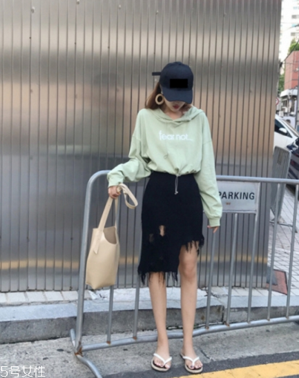 衛(wèi)衣搭配什么裙子好看？春日少女范兒盡顯