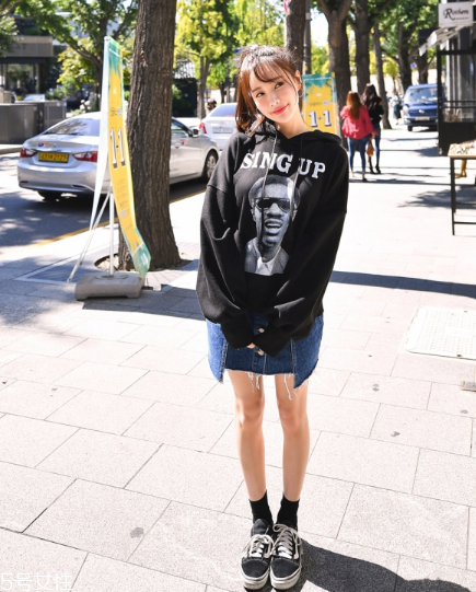 衛(wèi)衣搭配牛仔裙好看嗎？瞬間減齡變少女