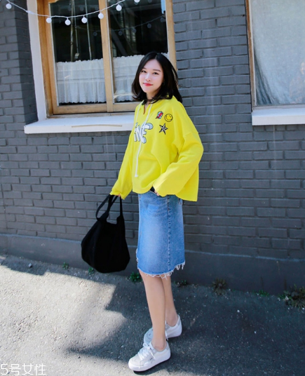 衛(wèi)衣搭配牛仔裙好看嗎？瞬間減齡變少女