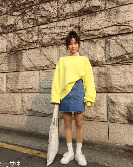 衛(wèi)衣搭配牛仔裙好看嗎？瞬間減齡變少女
