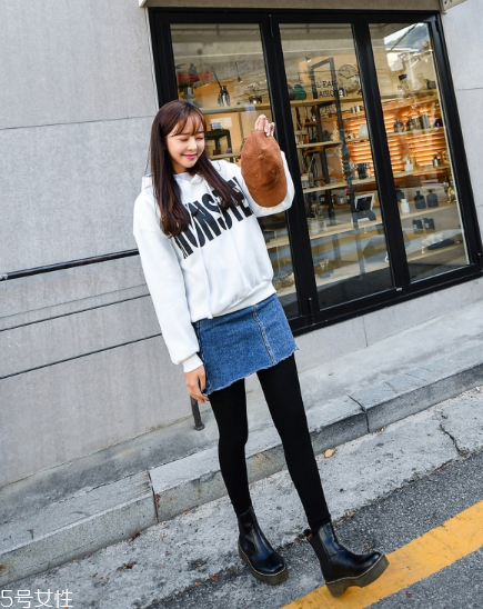 衛(wèi)衣搭配牛仔裙好看嗎？瞬間減齡變少女