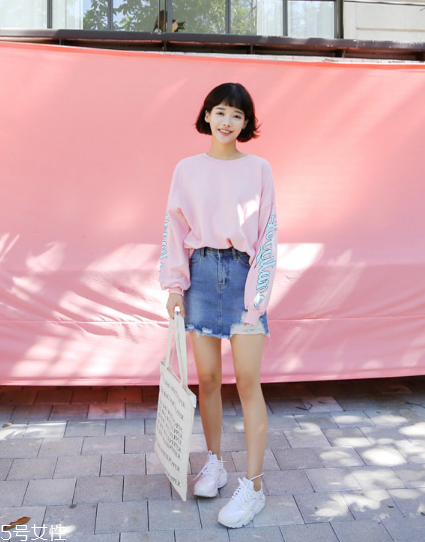 衛(wèi)衣搭配牛仔裙好看嗎？瞬間減齡變少女