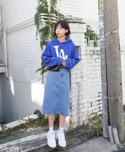 衛(wèi)衣搭配牛仔裙好看嗎？瞬間減齡變少女
