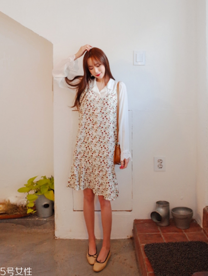 吊帶碎花裙配什么上衣？打造乖乖女形象
