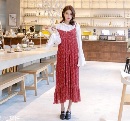 吊帶碎花裙配什么上衣？打造乖乖女形象