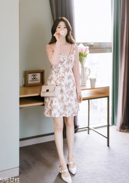 吊帶碎花裙配什么上衣？打造乖乖女形象