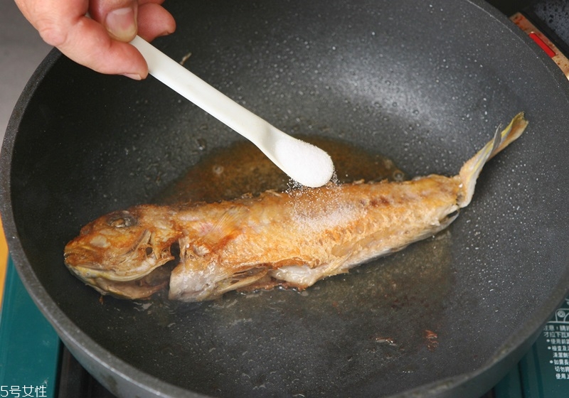 鹽什么時候放最好 鹽為什么要最后放 鹽什么時候放最好 鹽為什么要最后放