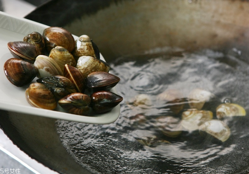 鹽什么時候放最好 鹽為什么要最后放 鹽什么時候放最好 鹽為什么要最后放