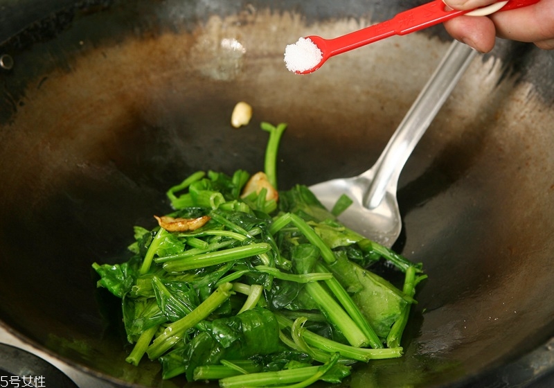 鹽什么時候放最好 鹽為什么要最后放 鹽什么時候放最好 鹽為什么要最后放