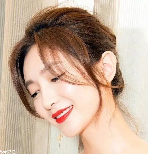 寬額頭適合什么劉海？2018額頭寬劉海圖片