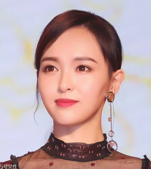 寬額頭適合什么劉海？2018額頭寬劉海圖片